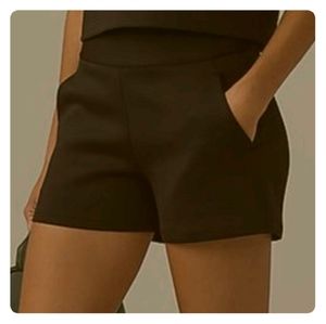 Lululemon shaped short 8 black stripe texture EUC